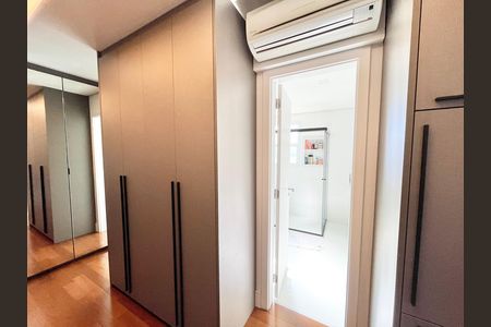 Apartamento à venda com 297m², 4 quartos e 5 vagas Apartamento à venda com 297m², 4 quartos e 5 vagasQuarto 3 - Suíte