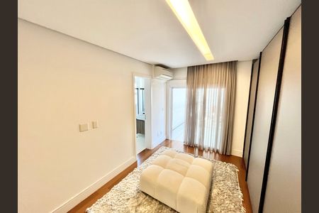 Apartamento à venda com 297m², 4 quartos e 5 vagas Apartamento à venda com 297m², 4 quartos e 5 vagasQuarto 4 - Suíte