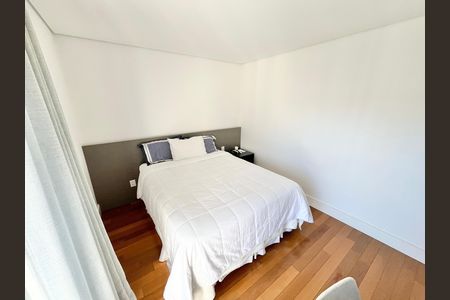 Apartamento à venda com 297m², 4 quartos e 5 vagas Apartamento à venda com 297m², 4 quartos e 5 vagasQuarto 2 - Suíte