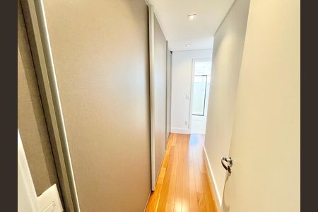Apartamento à venda com 297m², 4 quartos e 5 vagas Apartamento à venda com 297m², 4 quartos e 5 vagasQuarto 2 - Suíte