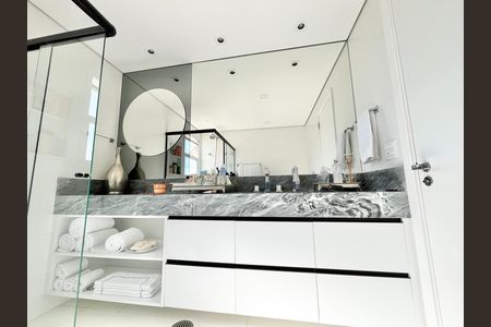 Apartamento à venda com 297m², 4 quartos e 5 vagas Apartamento à venda com 297m², 4 quartos e 5 vagasBanheiro 2 da Suíte 3