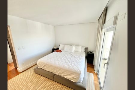Apartamento à venda com 297m², 4 quartos e 5 vagas Apartamento à venda com 297m², 4 quartos e 5 vagasQuarto 3 - Suíte
