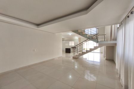 Casa para alugar com 268m², 3 quartos e 4 vagas Casa para alugar com 268m², 3 quartos e 4 vagasSala