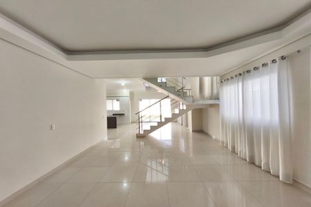 Casa para alugar com 268m², 3 quartos e 4 vagas Casa para alugar com 268m², 3 quartos e 4 vagasSala