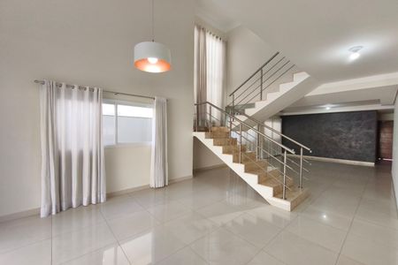 Casa para alugar com 268m², 3 quartos e 4 vagas Casa para alugar com 268m², 3 quartos e 4 vagasSala
