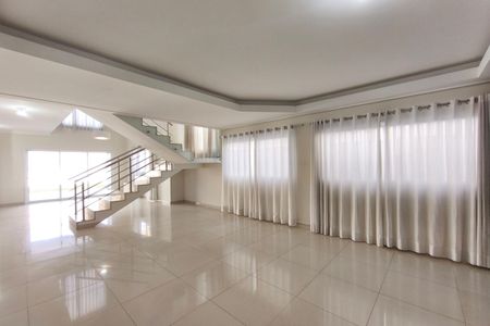 Casa para alugar com 268m², 3 quartos e 4 vagas Casa para alugar com 268m², 3 quartos e 4 vagasSala