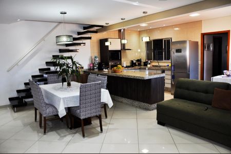 Detalhe - Sala e Sala de Jantar de casa à venda com 3 quartos, 418m² em Jardim Almanara, São Paulo