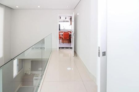 Paredes brancas e teto com iluminação de LED, com uma escada de vidro e uma vista para o pátio. de apartamento à venda com 4 quartos, 200m² em Vila Romana, São Paulo