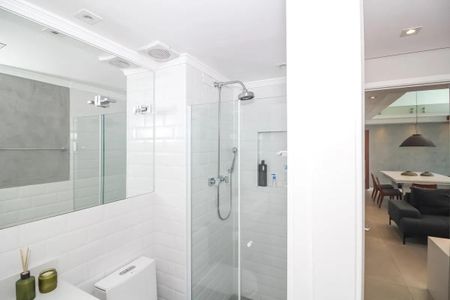 Banheiro com piso de porcelanato e chuveiro de vidro. de apartamento à venda com 4 quartos, 200m² em Vila Romana, São Paulo
