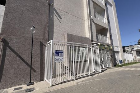 Fachada com placa grande de apartamento para alugar com 2 quartos, 55m² em Vila das Bandeiras, Guarulhos