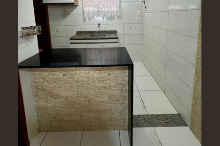 Cozinha de casa de condomínio para alugar com 2 quartos, 70m² em Vista Alegre, São Gonçalo