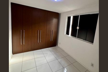 Quarto de casa de condomínio para alugar com 2 quartos, 70m² em Vista Alegre, São Gonçalo