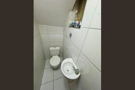 Banheiro de casa de condomínio para alugar com 2 quartos, 70m² em Vista Alegre, São Gonçalo