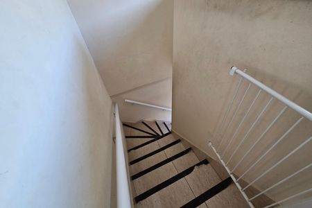 Casa de condomínio para alugar com 60m², 1 quarto e 1 vaga Casa de condomínio para alugar com 60m², 1 quarto e 1 vagaEscada