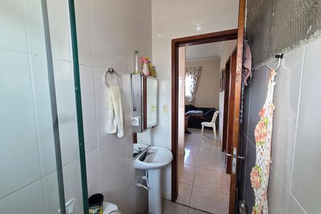 Banheiro de casa de condomínio para alugar com 1 quarto, 60m² em Parque das Americas, Praia Grande