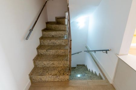 Casa de condomínio à venda com 133m², 3 quartos e 3 vagas Casa de condomínio à venda com 133m², 3 quartos e 3 vagasEscada