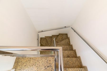Casa de condomínio à venda com 133m², 3 quartos e 3 vagas Casa de condomínio à venda com 133m², 3 quartos e 3 vagasEscada