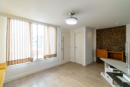 Sala  de casa de condomínio à venda com 3 quartos, 133m² em Vila Fachini, São Paulo