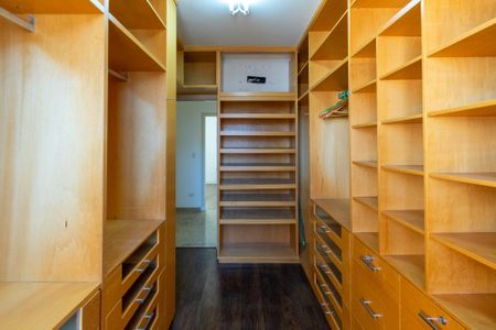 Casa de condomínio à venda com 133m², 3 quartos e 3 vagas Casa de condomínio à venda com 133m², 3 quartos e 3 vagasCloset