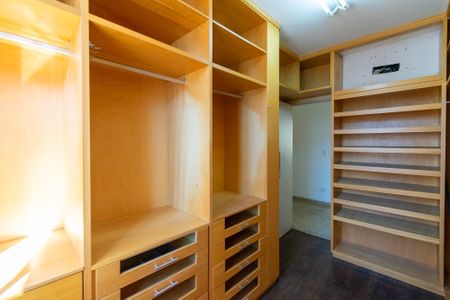 Casa de condomínio à venda com 133m², 3 quartos e 3 vagas Casa de condomínio à venda com 133m², 3 quartos e 3 vagasCloset