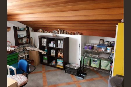 Casa de condomínio à venda com 332m², 5 quartos e 4 vagas Casa de condomínio à venda com 332m², 5 quartos e 4 vagasQuarto
