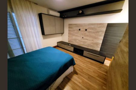 Casa de condomínio à venda com 332m², 5 quartos e 4 vagas Casa de condomínio à venda com 332m², 5 quartos e 4 vagasQuarto