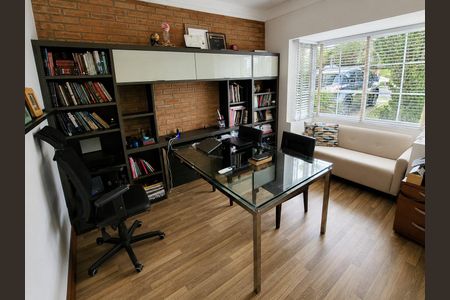 Casa de condomínio à venda com 332m², 5 quartos e 4 vagas Casa de condomínio à venda com 332m², 5 quartos e 4 vagasQuarto