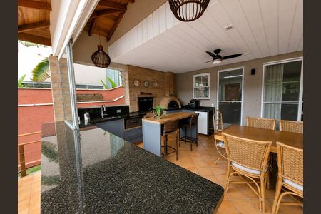 Casa de condomínio à venda com 332m², 5 quartos e 4 vagas Casa de condomínio à venda com 332m², 5 quartos e 4 vagasÁrea Gourmet