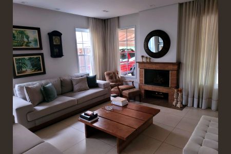 Casa de condomínio à venda com 332m², 5 quartos e 4 vagas Casa de condomínio à venda com 332m², 5 quartos e 4 vagasSala