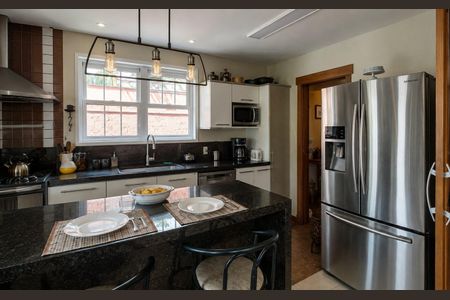 Casa de condomínio à venda com 332m², 5 quartos e 4 vagas Casa de condomínio à venda com 332m², 5 quartos e 4 vagasBanheiro