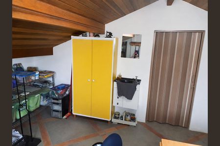 Casa de condomínio à venda com 332m², 5 quartos e 4 vagas Casa de condomínio à venda com 332m², 5 quartos e 4 vagasQuarto