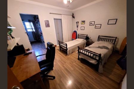Casa de condomínio à venda com 332m², 5 quartos e 4 vagas Casa de condomínio à venda com 332m², 5 quartos e 4 vagasQuarto