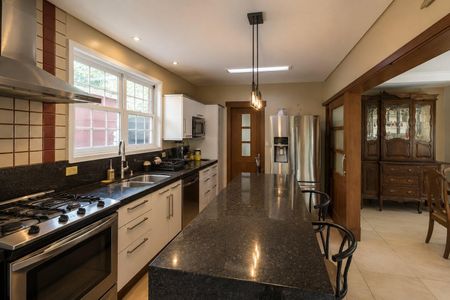 Casa de condomínio à venda com 332m², 5 quartos e 4 vagas Casa de condomínio à venda com 332m², 5 quartos e 4 vagasCozinha