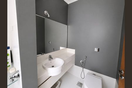 Casa de condomínio à venda com 332m², 5 quartos e 4 vagas Casa de condomínio à venda com 332m², 5 quartos e 4 vagasBanheiro