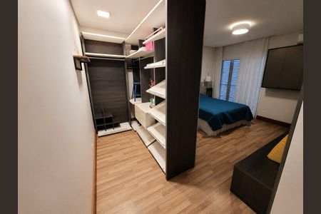 Casa de condomínio à venda com 332m², 5 quartos e 4 vagas Casa de condomínio à venda com 332m², 5 quartos e 4 vagasQuarto