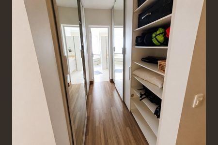 Casa de condomínio à venda com 332m², 5 quartos e 4 vagas Casa de condomínio à venda com 332m², 5 quartos e 4 vagasQuarto
