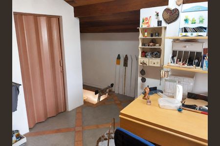 Casa de condomínio à venda com 332m², 5 quartos e 4 vagas Casa de condomínio à venda com 332m², 5 quartos e 4 vagasQuarto
