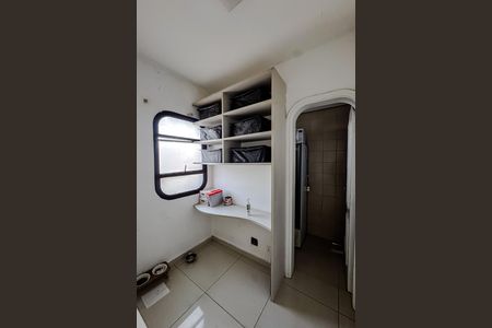 Apartamento à venda com 160m², 4 quartos e 3 vagas Apartamento à venda com 160m², 4 quartos e 3 vagasQuarto de Serviço