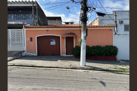 Casa para alugar com 100m², 2 quartos e 1 vagaFachada + placa