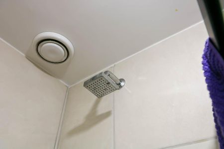 Banheiro social de apartamento para alugar com 1 quarto, 40m² em Todos Os Santos, Rio de Janeiro