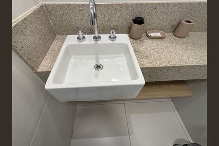 Banheiro de kitnet/studio para alugar com 1 quarto, 20m² em Indianópolis, São Paulo