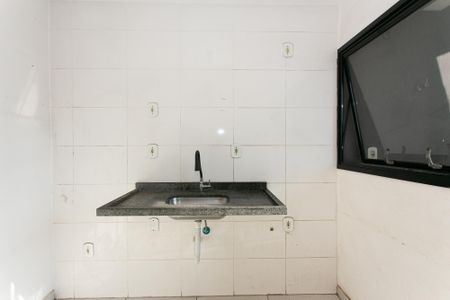 Cozinha de apartamento para alugar com 1 quarto, 33m² em Vila Carrão, São Paulo