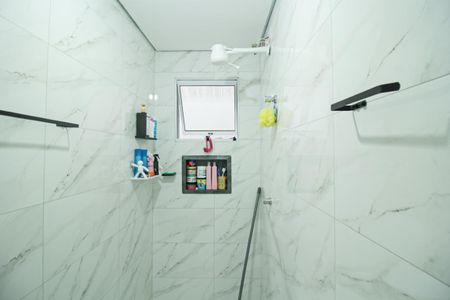Banheiro da suíte de kitnet/studio à venda com 1 quarto, 34m² em Jaguará, São Paulo