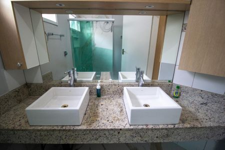 Casa de condomínio para alugar com 235m², 4 quartos e 4 vagas Casa de condomínio para alugar com 235m², 4 quartos e 4 vagasBanheiro da Suíte