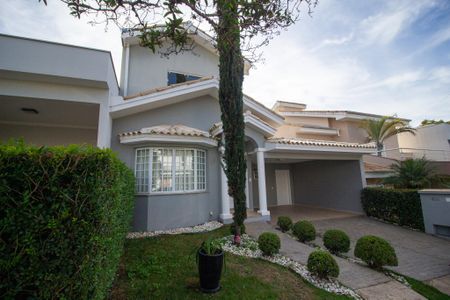 Casa de condomínio para alugar com 235m², 4 quartos e 4 vagas Casa de condomínio para alugar com 235m², 4 quartos e 4 vagasFachada