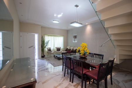 Casa de condomínio para alugar com 235m², 4 quartos e 4 vagas Casa de condomínio para alugar com 235m², 4 quartos e 4 vagasSala