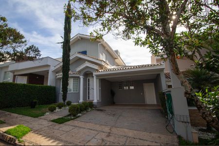 Casa de condomínio para alugar com 235m², 4 quartos e 4 vagas Casa de condomínio para alugar com 235m², 4 quartos e 4 vagasFachada