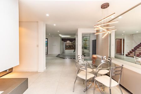 Casa para alugar com 311m², 4 quartos e 4 vagas