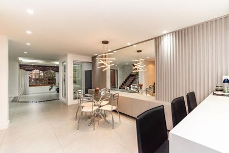 Casa para alugar com 311m², 4 quartos e 4 vagas