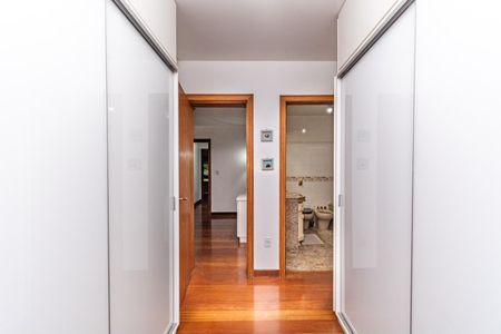 Casa para alugar com 311m², 4 quartos e 4 vagas